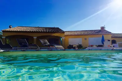 Image de villa avec chambres climatisées, jardin clos et piscine chauffée