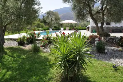 Une maison de campagne de 2 chambres avec un grand jardin privé et une piscine