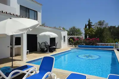 Image de Villa de 4 chambres avec piscine, familiale, sur une colline derrière Faro, de superbes vues.