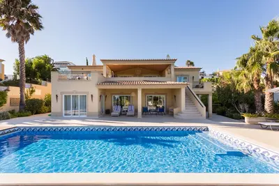 Image de Luxueuse villa de 5 chambres avec piscine privée, bain à remous et vue imprenable sur la mer