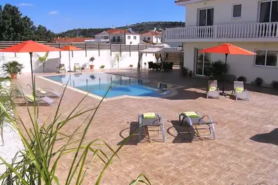 Image de Villa avec incroyable piscine à débordement de 10 M X 5 M, Wifi gratuit, dans un village calme.