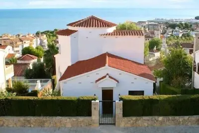 Image de Belle grande villa indépendante avec piscine privative, jardins et vues sur mer