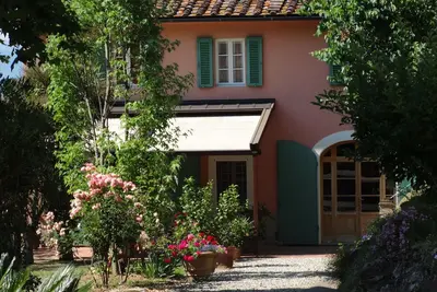 Yorkie Cottage à Lucca dans le parc d'une maison historique
