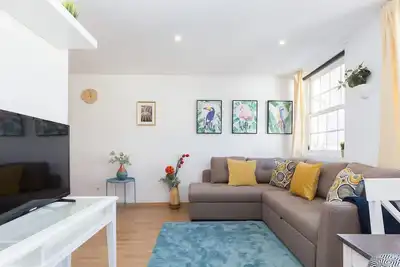 Image de Lumineux appartement confortable dans la bataille par Host Wise