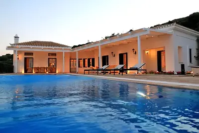 Image de Andros - Cyclades, chevaux pour équitation, piscine, terrains de tennis et de basketball