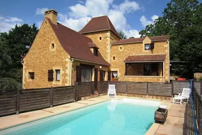 Image de A 15 min à pied du centre de Sarlat. Maison périgourdine 170 m². Piscine privée.
