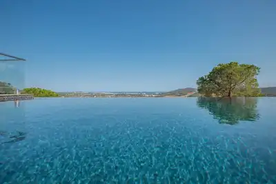 Image de Villa avec vue panoramique sur mer et village, piscine à débordement