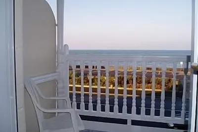 Image de Appartement au premier étage en bord de mer avec balcon et vue spectaculaire sur la mer.
