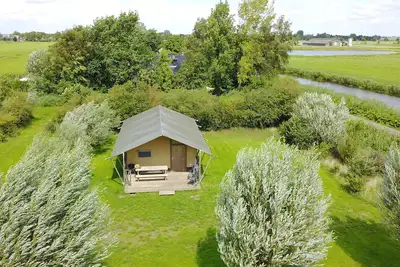 Image de Belle safaritent meublé avec salle de bains privative dans un bâtiment séparé (6 p. )