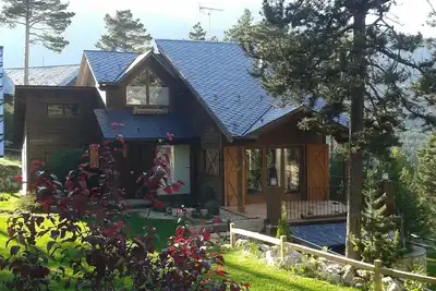 Image de Spectaculaire maison en bois dans la station de ski Port de Comte