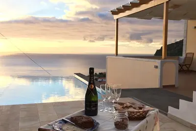 Image de Casa da Bica, deux chambres, deux salles de bains, belle piscine avec vue sur la mer,