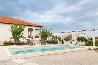 Image de Villa de luxe jardin ensoleillé avec piscine privée chauffée