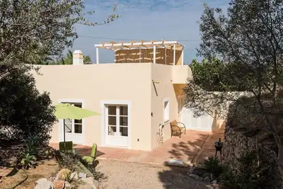 Image de Belle maison portugaise avec une vue imprenable depuis la terrasse sur le toit jusqu'à la mer