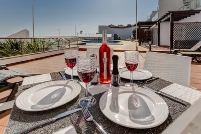 Image de Superbe appartement moderne avec vue sur la mer, piscine commune et parking souterrain