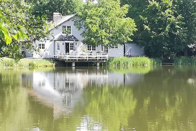 Image de Cottage au bord d'un grand étang privé (4ha)