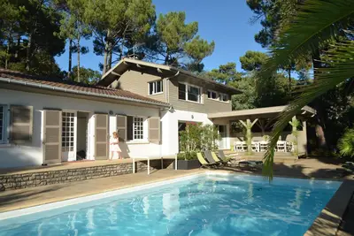 Image de Villa contemporaine entre lac et océan. Belle piscine chauffée.