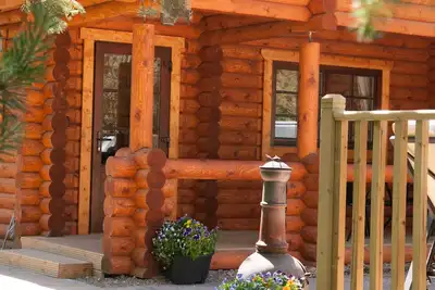 Image de Cabane en rondins scandinave de luxe avec immense bain à remous privé