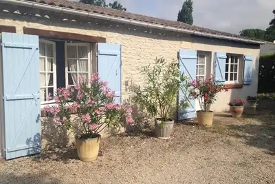 Image de Cottage avec piscine privée dans un cadre de vignoble rural à proximité des plages de l'Atlantique
