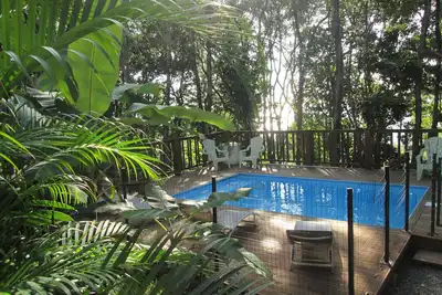 Image de Villa climatisée nichée dans un écrin de verdure avec piscine et vue mer