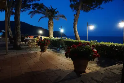 Image de Appartement en bord de mer à 50 mètres de la plage avec pinède privée