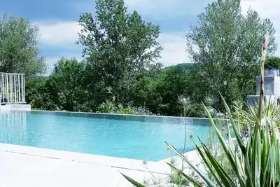 Image de Piscine débordement chauffée privée Campagne Calme Lauzerte Médiéval