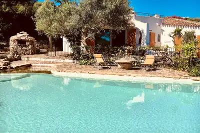 Image de villa de caractère avec piscine