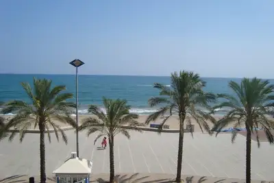 Image de Spacieux appartement en bord de mer avec vue sur la plage avec Wifi, parking et ascenseur