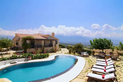 Image de Villa Alexis, vue à 360 degrés à couper le souffle, piscine unique! 2 km de la plage de sable fin!