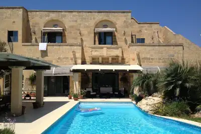 Image de Villa familiale de luxe avec superbe jardin et piscine.