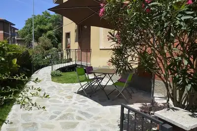 Image de Appartement de rez de chaussée avec jardin à 50 mètres. la pinède et 200 mt. de la mer