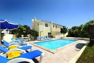 Villa Teresa, belle villa spacieuse de 6 chambres, piscine privée, ville d'Albufeira