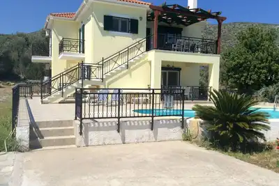 Image de Villa avec piscine privée et vue sur la mer
