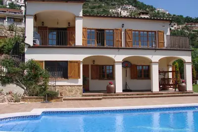 Image de Grande villa avec piscine chauffée à 2 km de la plage adaptée aux familles et aux groupes