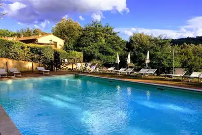 Image de Elégant et confortable appartement avec jardin privé à San Gimignano