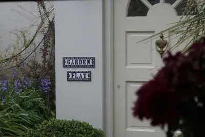 Image de Jardin plat dans Belsize Park / Swiss Cottage avec 2 chambres et une entrée privée.