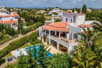 Image de 6 chambres, 5 salles de bains villa à Carvoeiro Algarve avec piscine chauffée privated