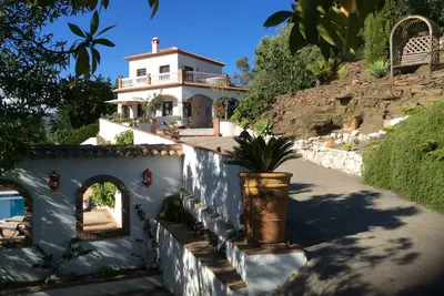 Image de Spectaculaire villa privée avec grande piscine, vue imprenable sur la mer et la montagne. Wifi