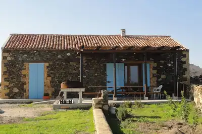 Image de Bergerie traditionnelle isolée avec piscine dominant la campagne. Mer à 500