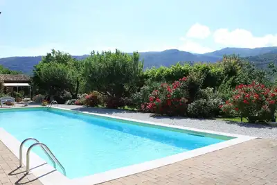 Image de Belle villa dans parc avec vue spectaculaire et piscine