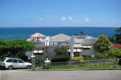 Image de Penthouse avec vue mer imprenable. Minutes de la plage.