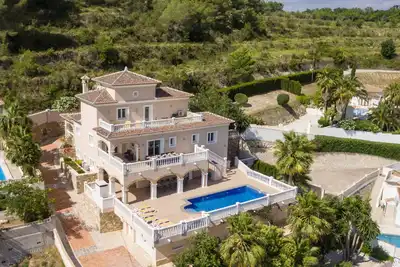 Image de Villa familiale avec piscine privée dans un endroit calme avec vue dégagée