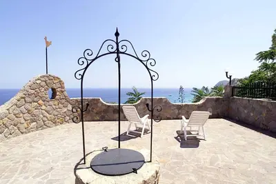 Image de Villa en bord de mer dans le blanc des carrières de pierre ponce!