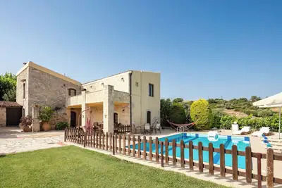 Image de Villa traditionnelle avec 4 chambres, piscine clôturée et jardins incroyables!