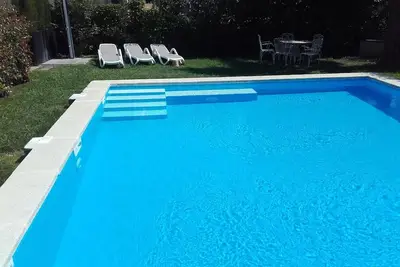 Maison individuelle avec un grand jardin et une immense piscine