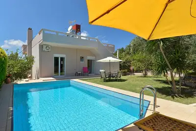 Une villa de 4 chambres avec piscine privée, à 4 km de la plage