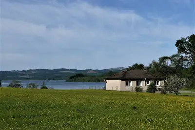 Belle vue sur le Loch Awe, les collines et les champs - Cascade à proximité - face sud