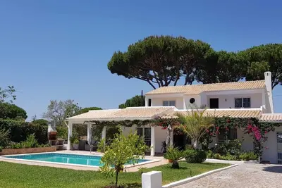 Image de Belle villa individuelle de 4 chambres avec piscine privée chauffée. Complètement isolé.