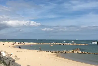 Image de Sandbanks Holiday Home Poole  5 minutes walk to the  Beach\nSleeps 8/9