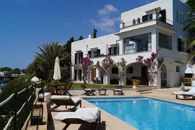 Image de Villa style Superbe Waterfront Vieux avec piscine privée et accès direct à la mer!