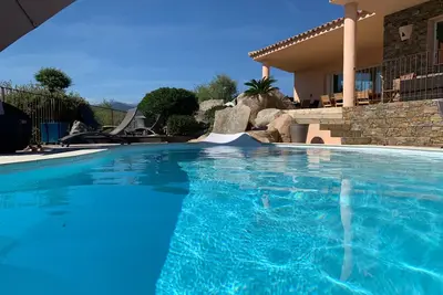 Image de 400m de la plage, Vaste Villa avec vue mer et montagne, piscine chauffée privée